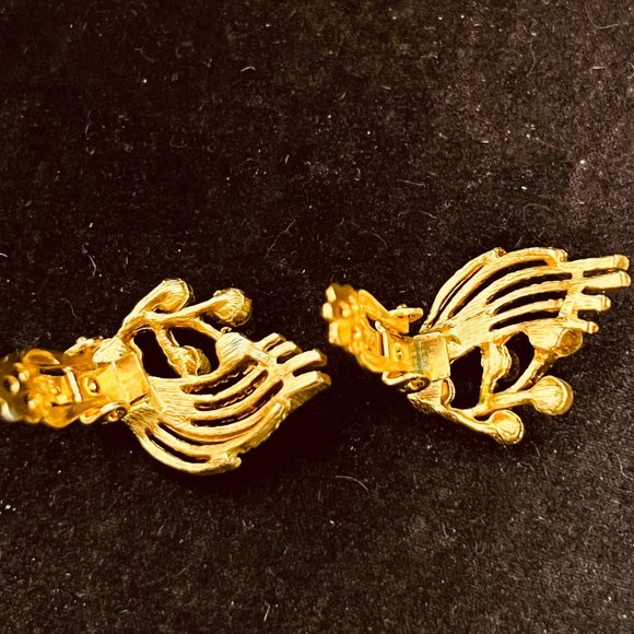 Vintage Gold Tone And Faux Pearl Clip On Earrings & Brooch Set (3816) - Picture 9 of 11